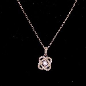 ✨Center of me necklace ✨